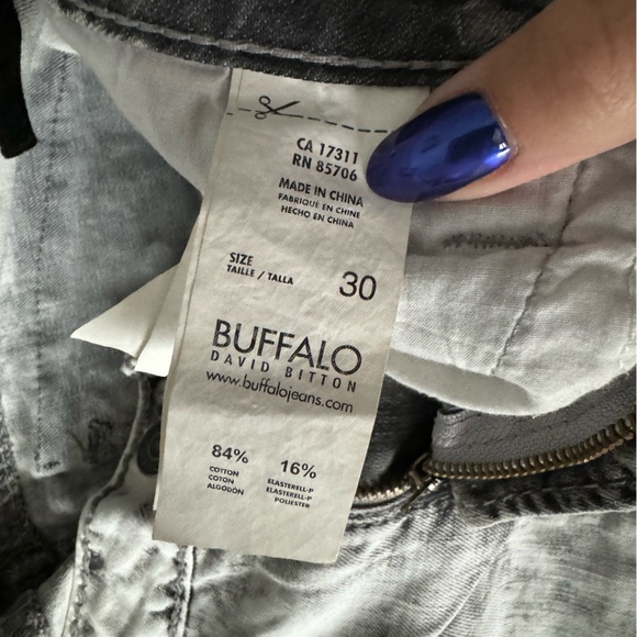 Women’s acid wash buffalo jeans - Picture 3 of 4